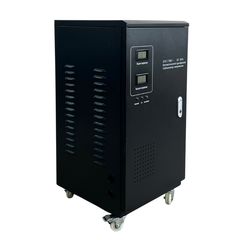 منظم جهد أوتوماتيكي أحادي الطور نحاسي SVC (AVR) بشاشة LCD طراز TND سعة 5 كيلو فولت أمبير 220 فولت 50 هرتز