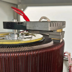 جهاز تثبيت الجهد الأوتوماتيكي أحادي الطور KEAO TND 3kVA بشاشة رقمية مع هيكل معدني أسود